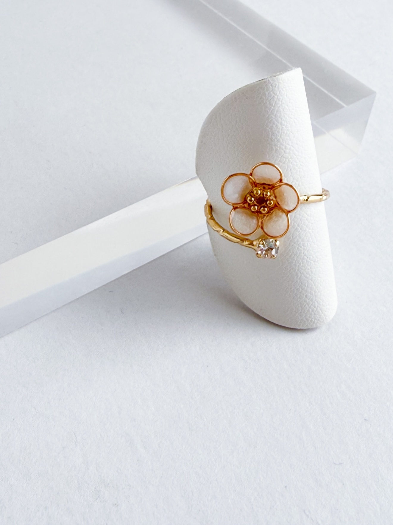 【ハンドメイド】小さな一輪の花の指輪＊ワイヤーフラワーリング（フリーサイズ）