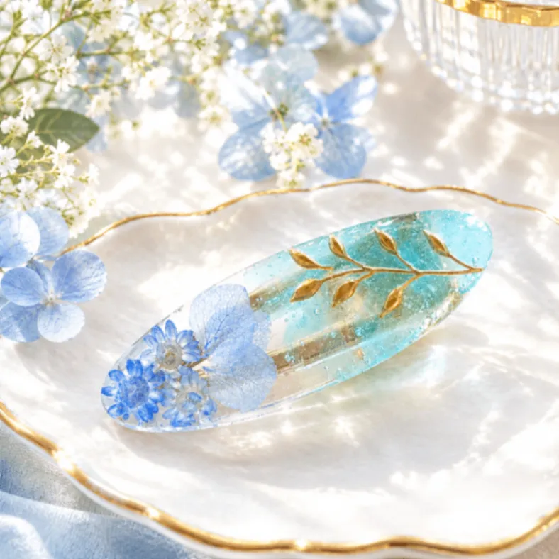 【ハンドメイド】青いお花とゴールドリーフのレジン　ヘアピン