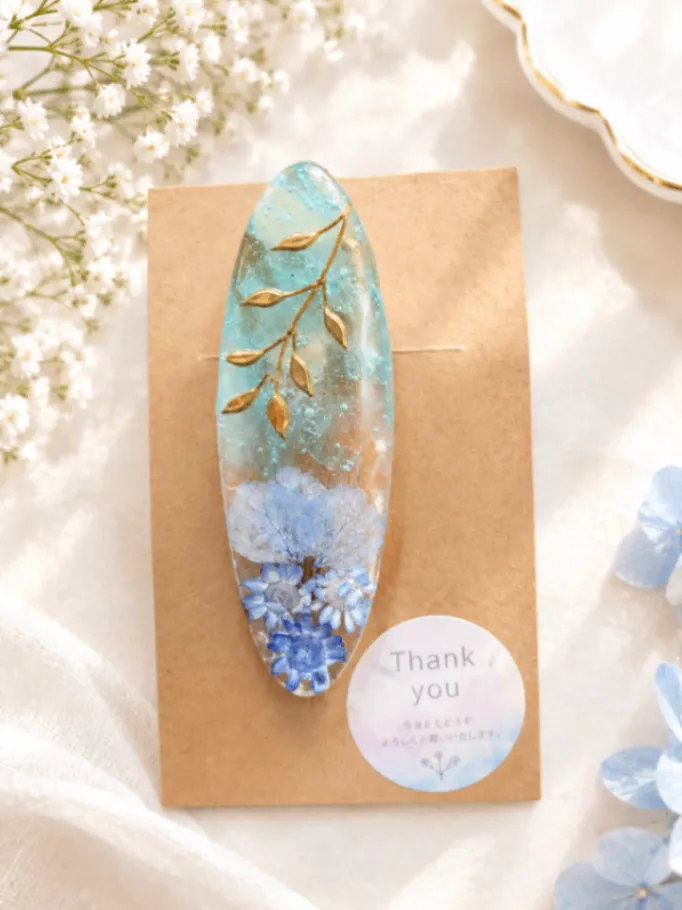 【ハンドメイド】青いお花とゴールドリーフのレジン　ヘアピン