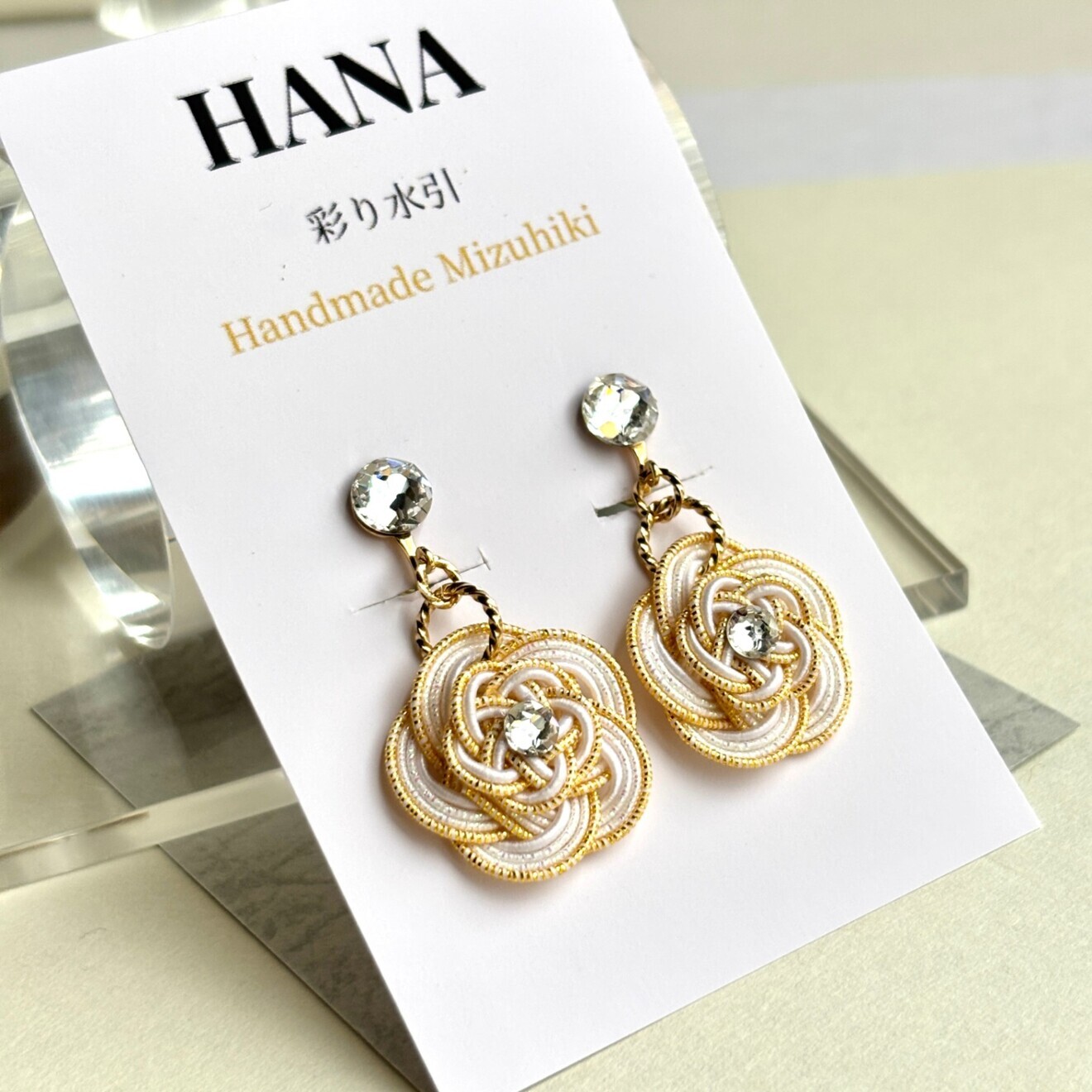 水引イヤリング 蝶バネ式｜明るいゴールド×白×羽衣白｜重ね梅結び・クリスタル　ハンドメイド