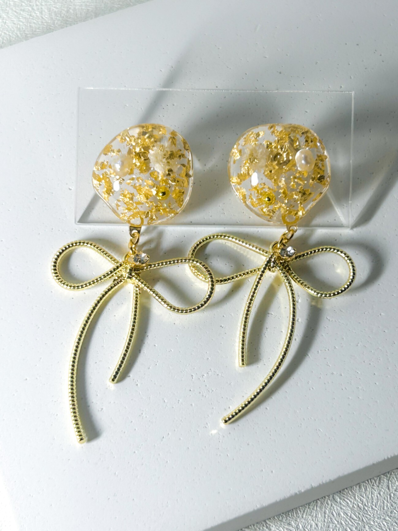 URUA】かすみそうとゴールドリボンの透明イヤーアクセ｜ピアス