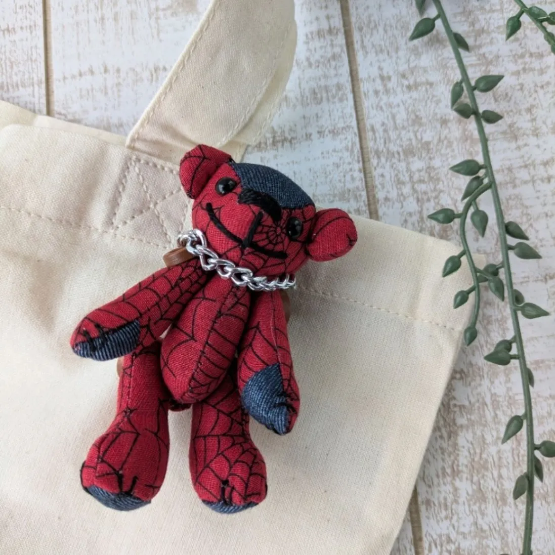 スパイダーネットテディベアブローチ（１０ｃｍ）