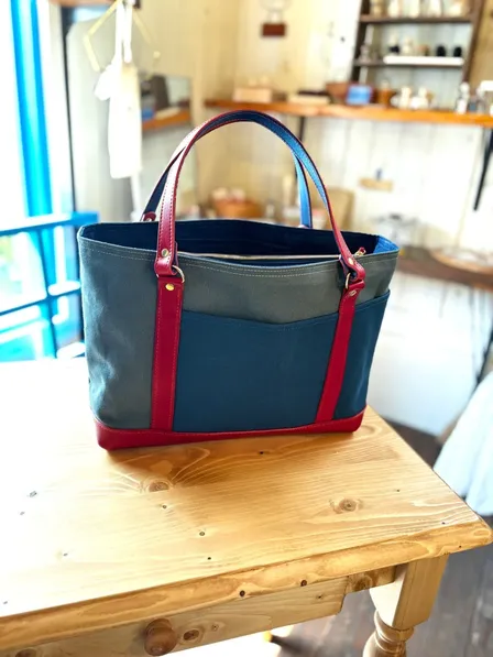 グレー×ネイビー帆布とレッドレザーのトートバッグ｜A4対応