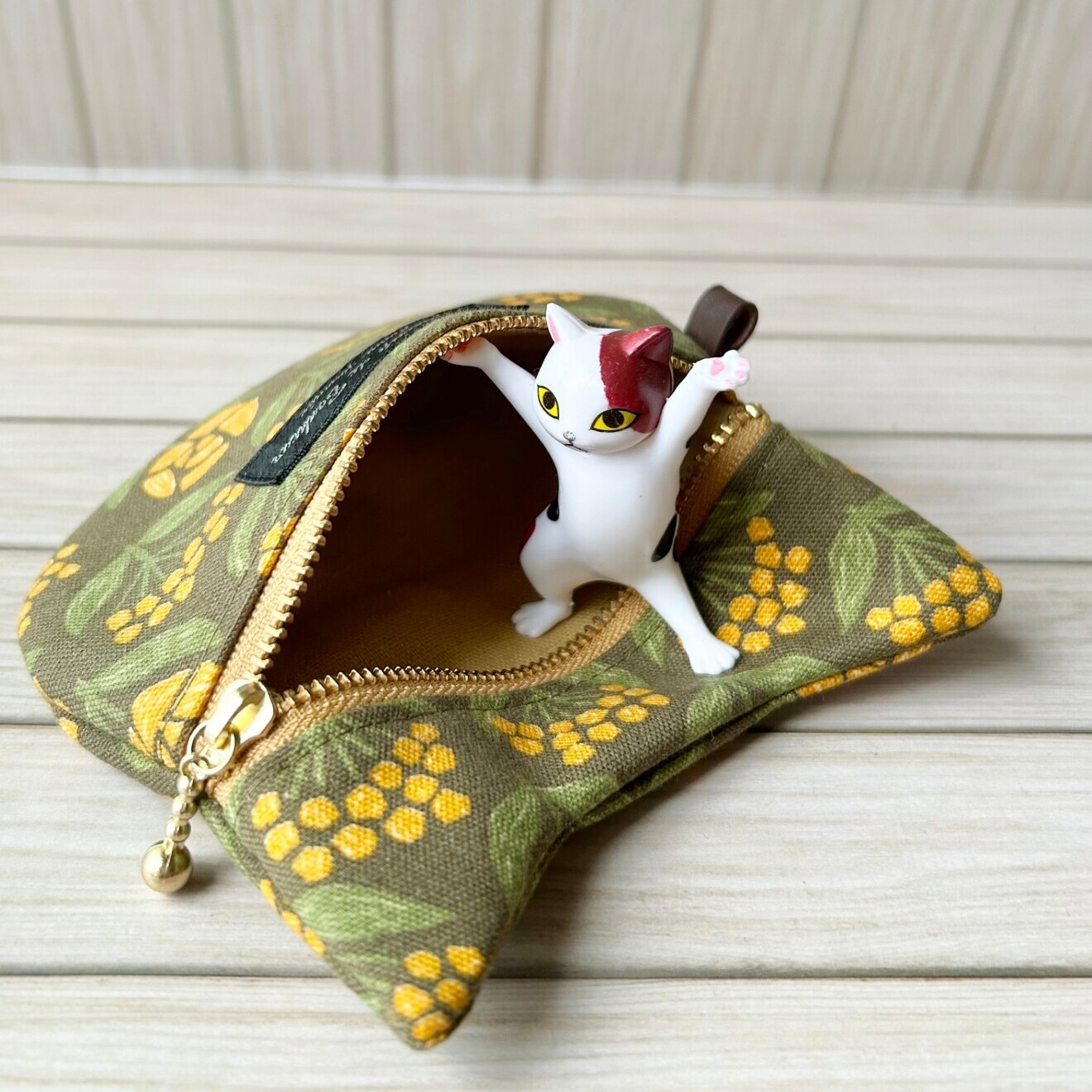 【ハンドメイド】猫耳ぺたんこポーチ　mimoにゃん　オリーブ　手のひらサイズ　猫好きさんへ