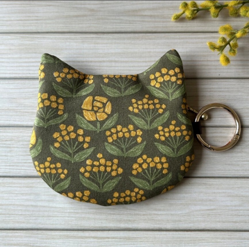【ハンドメイド】猫耳ぺたんこポーチ　mimoにゃん　オリーブ　手のひらサイズ　猫好きさんへ
