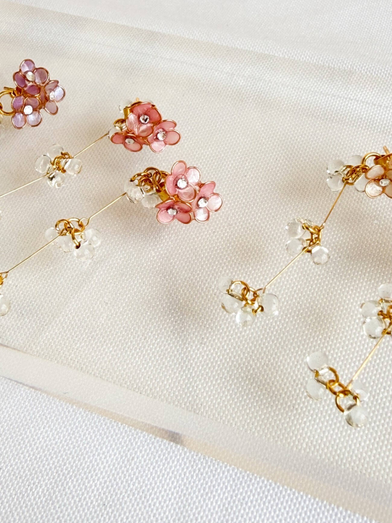 【ハンドメイド】小花の2way耳飾り＊ガラスビーズが揺れるワイヤーフラワー　ピアスorイヤリング
