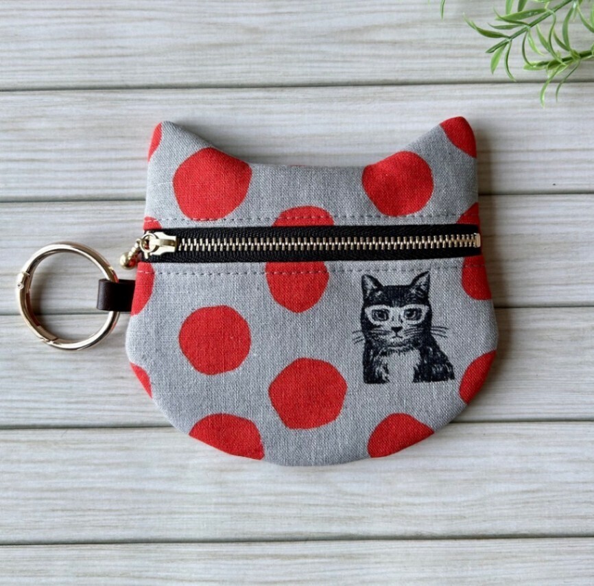 【ハンドメイド】猫耳ぺたんこポーチ　サングラスキャット　グレー×レッド　手のひらサイズ