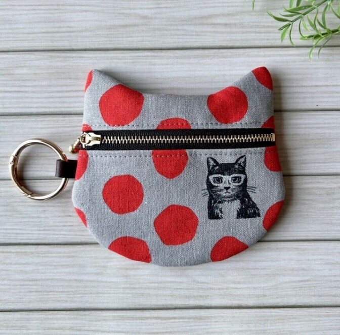 【ハンドメイド】猫耳ぺたんこポーチ　サングラスキャット　グレー×レッド　手のひらサイズ