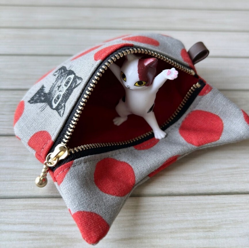 【ハンドメイド】猫耳ぺたんこポーチ　サングラスキャット　グレー×レッド　手のひらサイズ