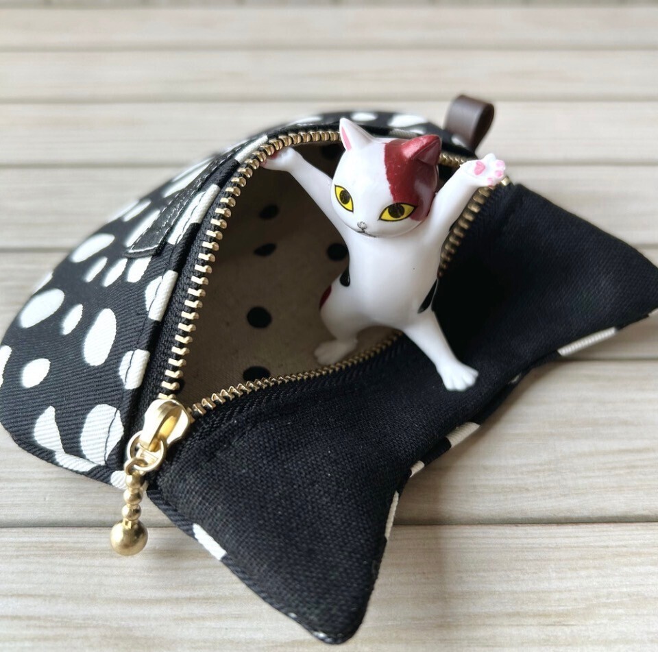 【ハンドメイド】猫耳ぺたんこポーチ　ダルメシアン柄　ブラック　手のひらサイズ　12cmファスナー　　