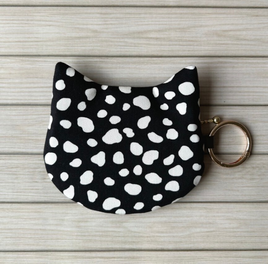 【ハンドメイド】猫耳ぺたんこポーチ　ダルメシアン柄　ブラック　手のひらサイズ　12cmファスナー　　