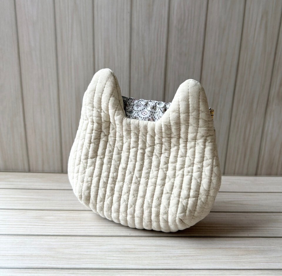 【ハンドメイド】猫バネポーチ　ヌビ×リバティ＜ミナ ペルホネンForest Wave＞ライトベージュ