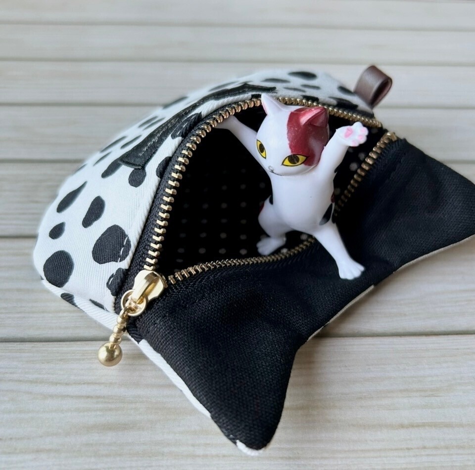 【ハンドメイド】猫耳ぺたんこポーチ　ダルメシアン柄　ナチュラル　手のひらサイズ　12cmファスナー