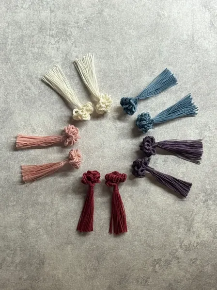 【ハンドメイド】結び花房〈ゆらり〉タティングレースの耳飾り