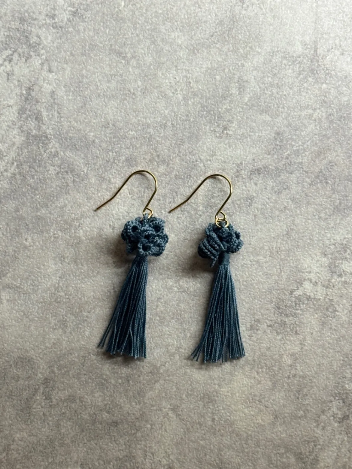 【ハンドメイド】結び花房〈ゆらり〉タティングレースの耳飾り