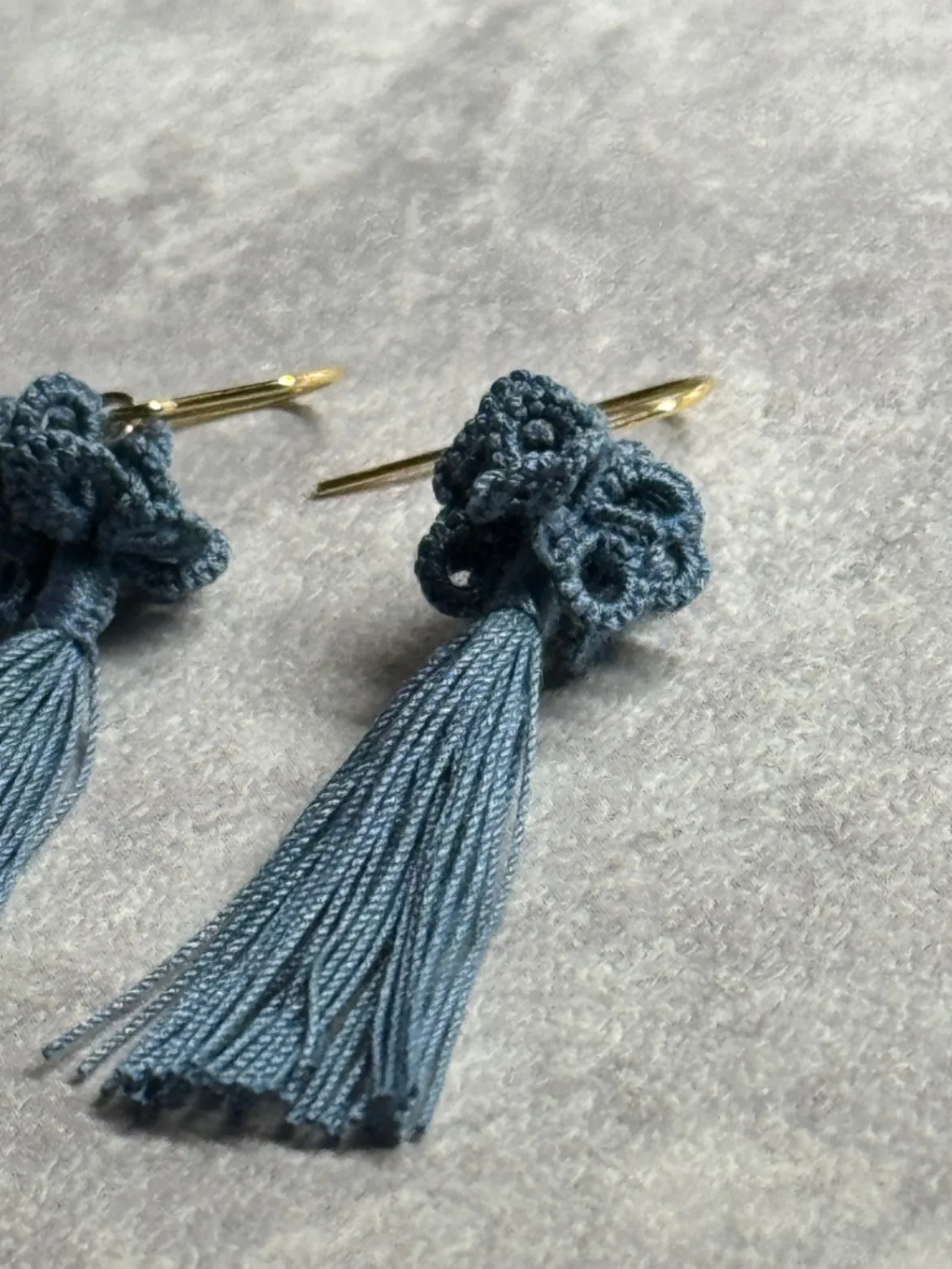 【ハンドメイド】結び花房〈ゆらり〉タティングレースの耳飾り