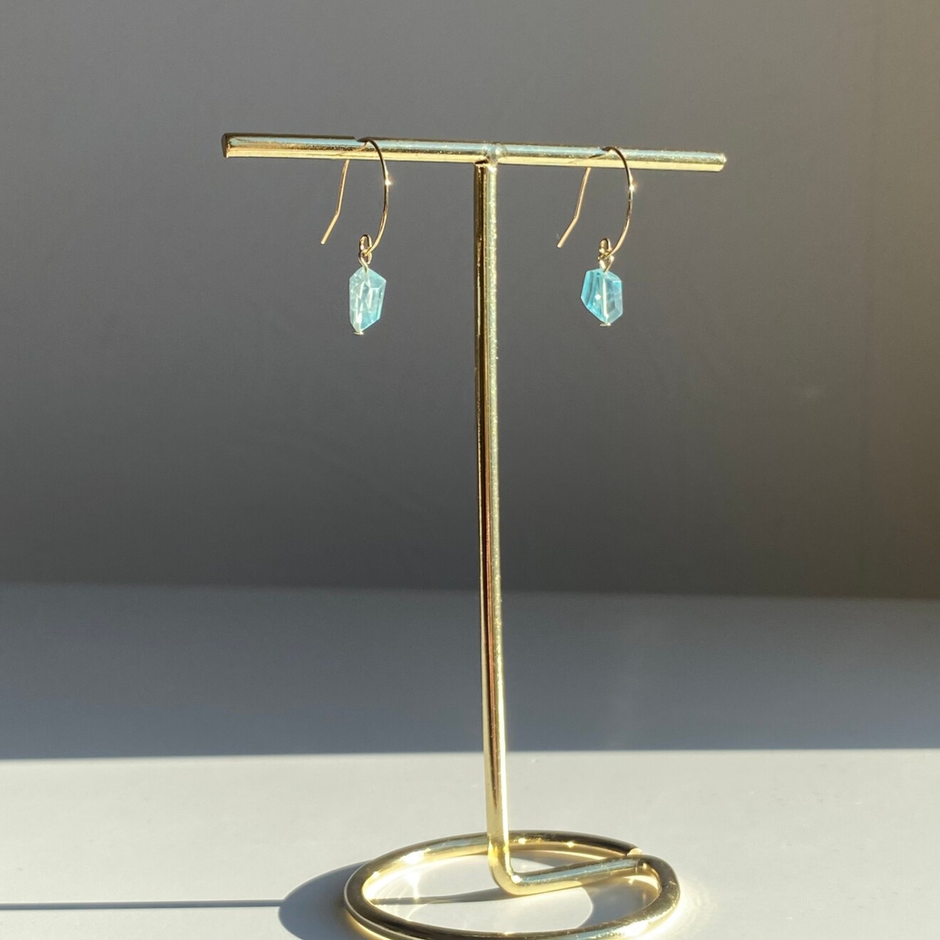 アパタイト一粒フープピアス｜透明な青緑のしずく｜ニッケルフリー