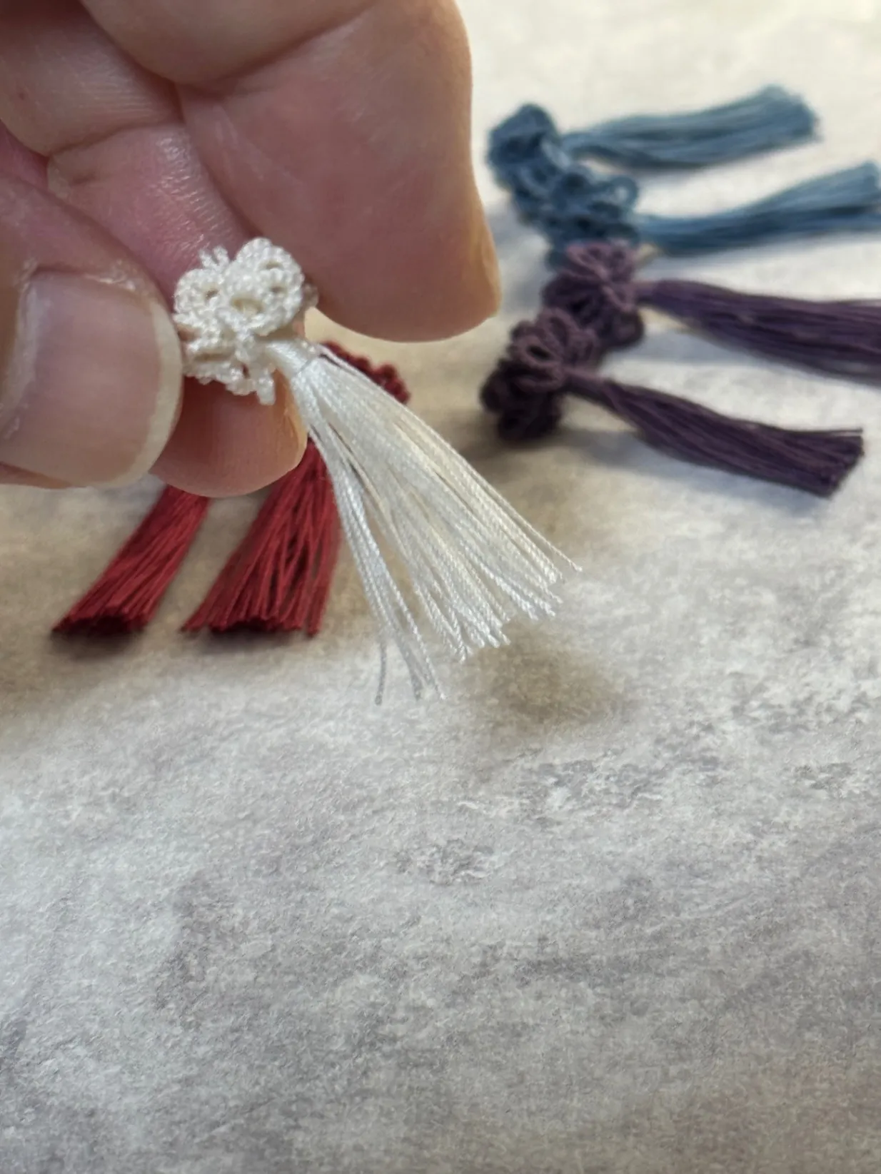 【ハンドメイド】結び花房〈ゆらり〉タティングレースの耳飾り