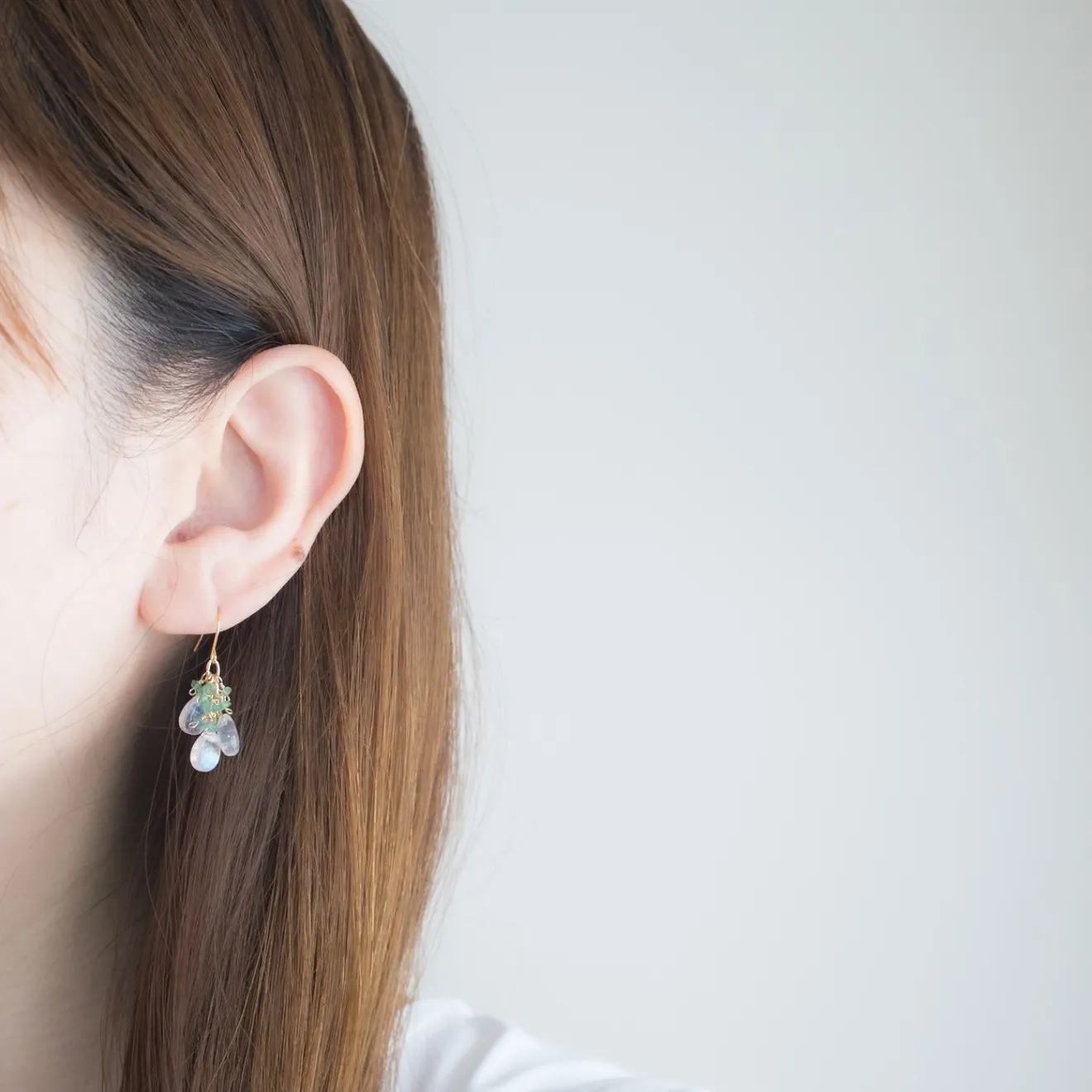 【ハンドメイド】エメラルド ブルームーンストーン 戯れピアス
