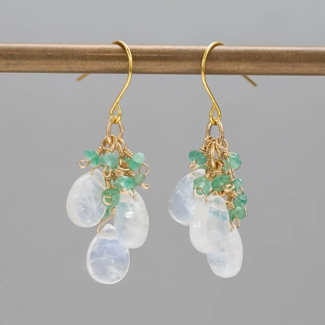 【ハンドメイド】エメラルド ブルームーンストーン 戯れピアス