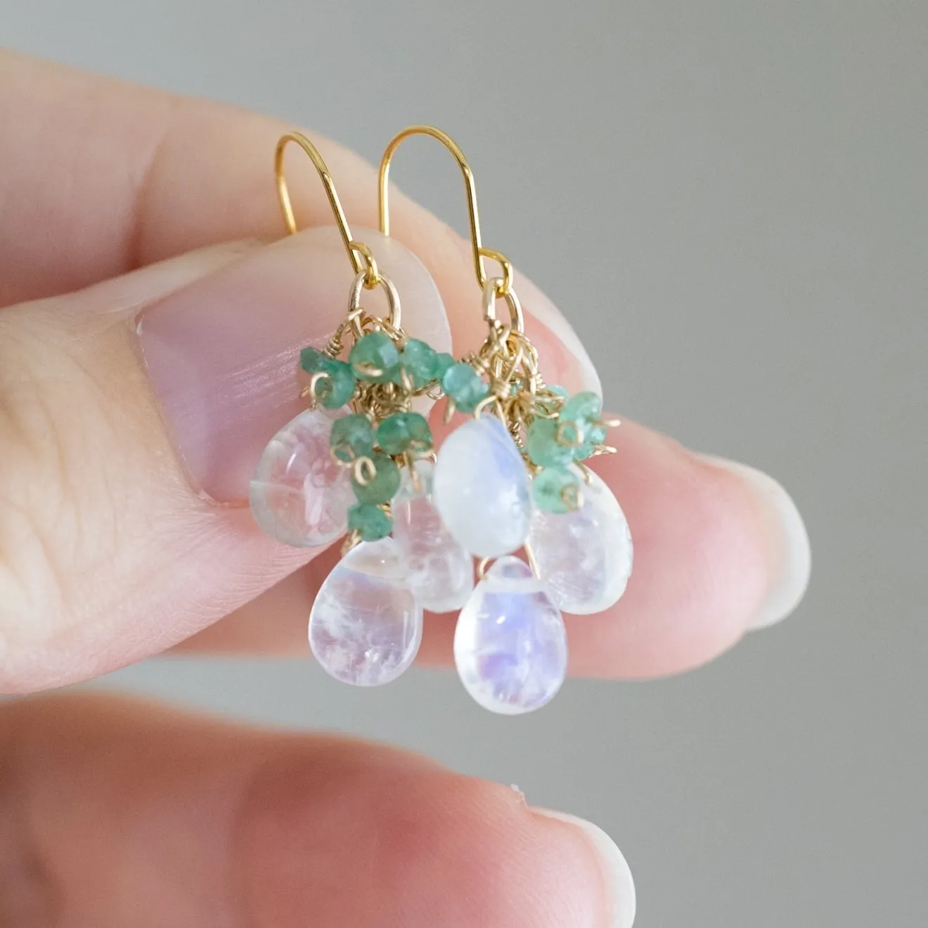 【ハンドメイド】エメラルド ブルームーンストーン 戯れピアス