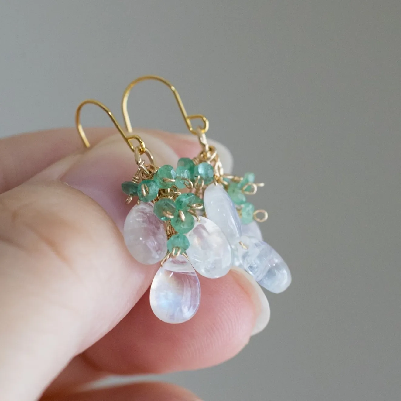 【ハンドメイド】エメラルド ブルームーンストーン 戯れピアス