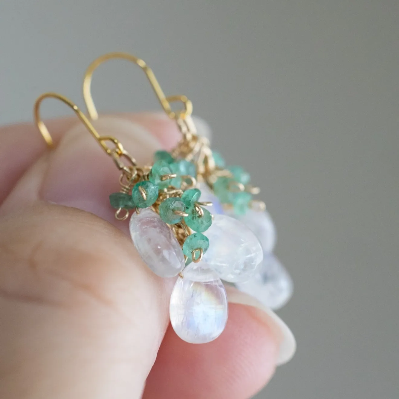 【ハンドメイド】エメラルド ブルームーンストーン 戯れピアス