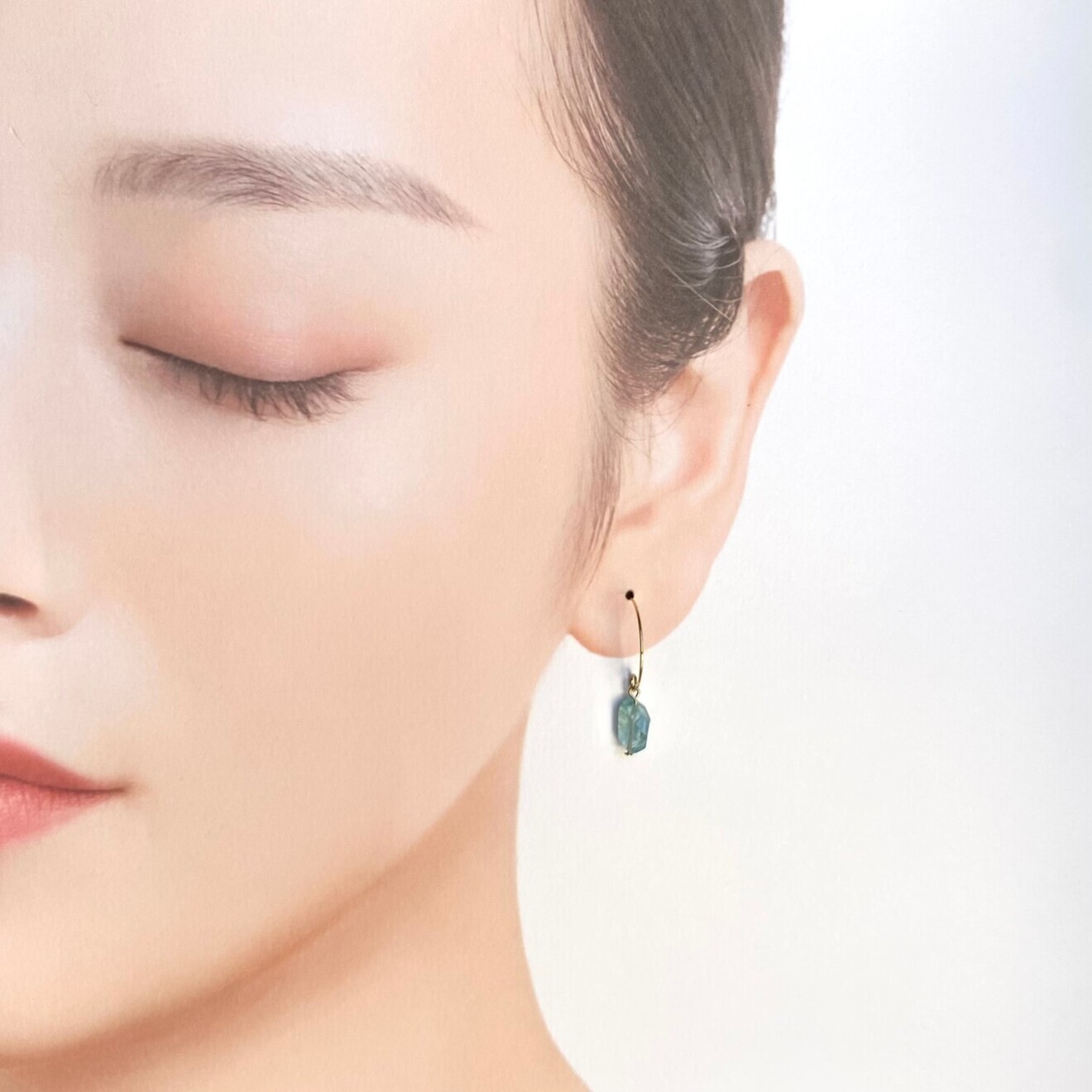 アパタイト一粒フープピアス｜透明な青緑のしずく｜ニッケルフリー