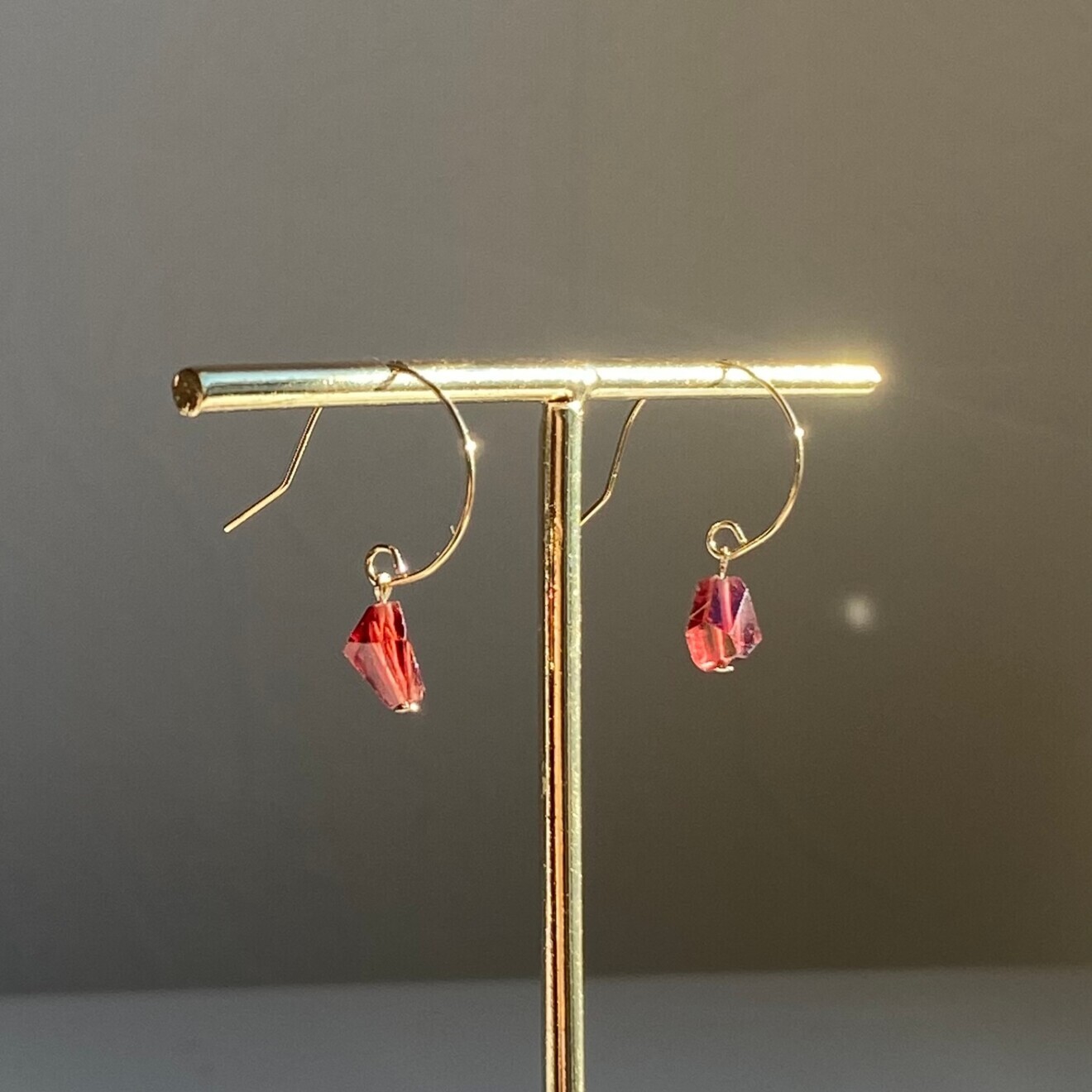 ガーネット一粒フープピアス｜深紅に灯る情熱のしずく｜ニッケルフリー