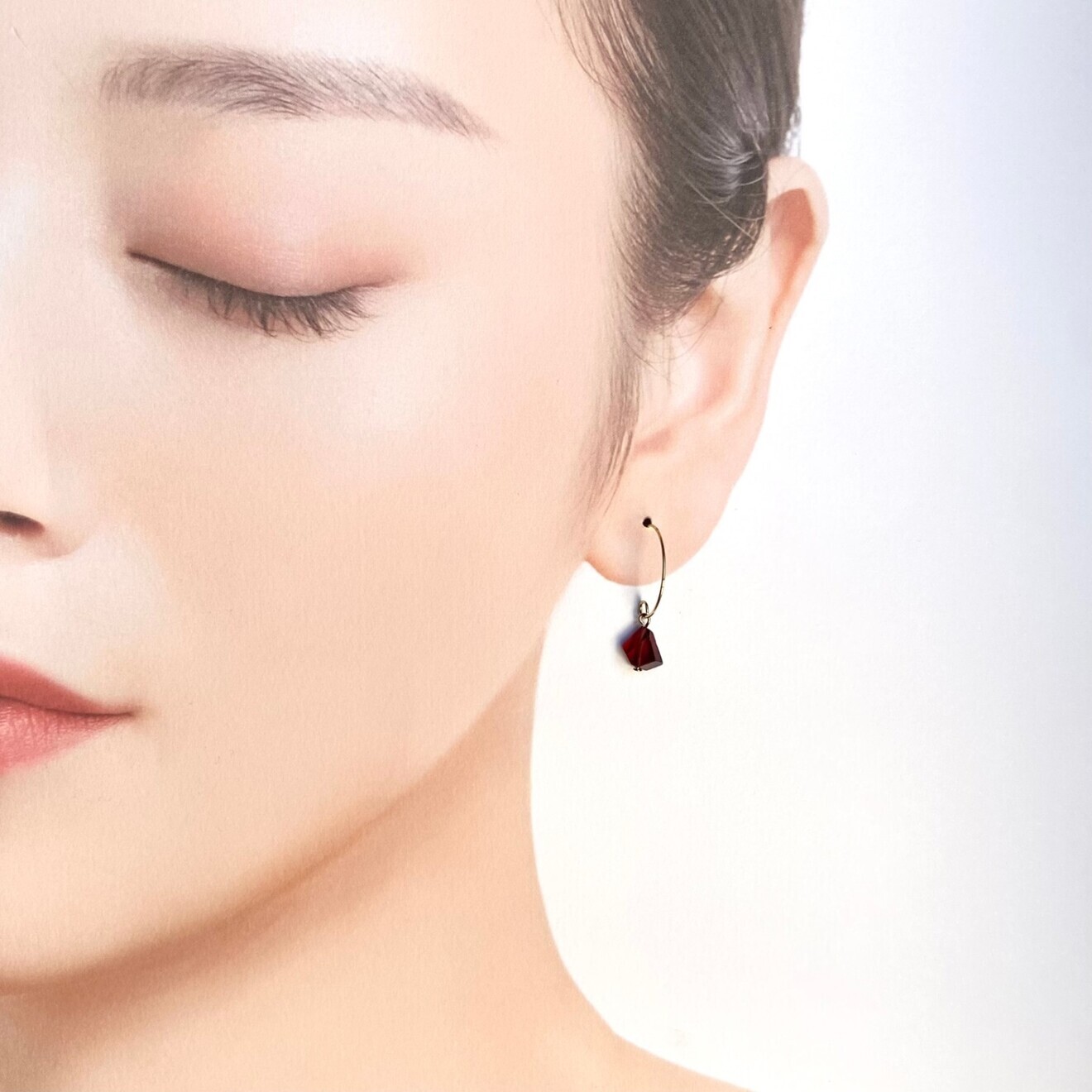 ガーネット一粒フープピアス｜深紅に灯る情熱のしずく｜ニッケルフリー