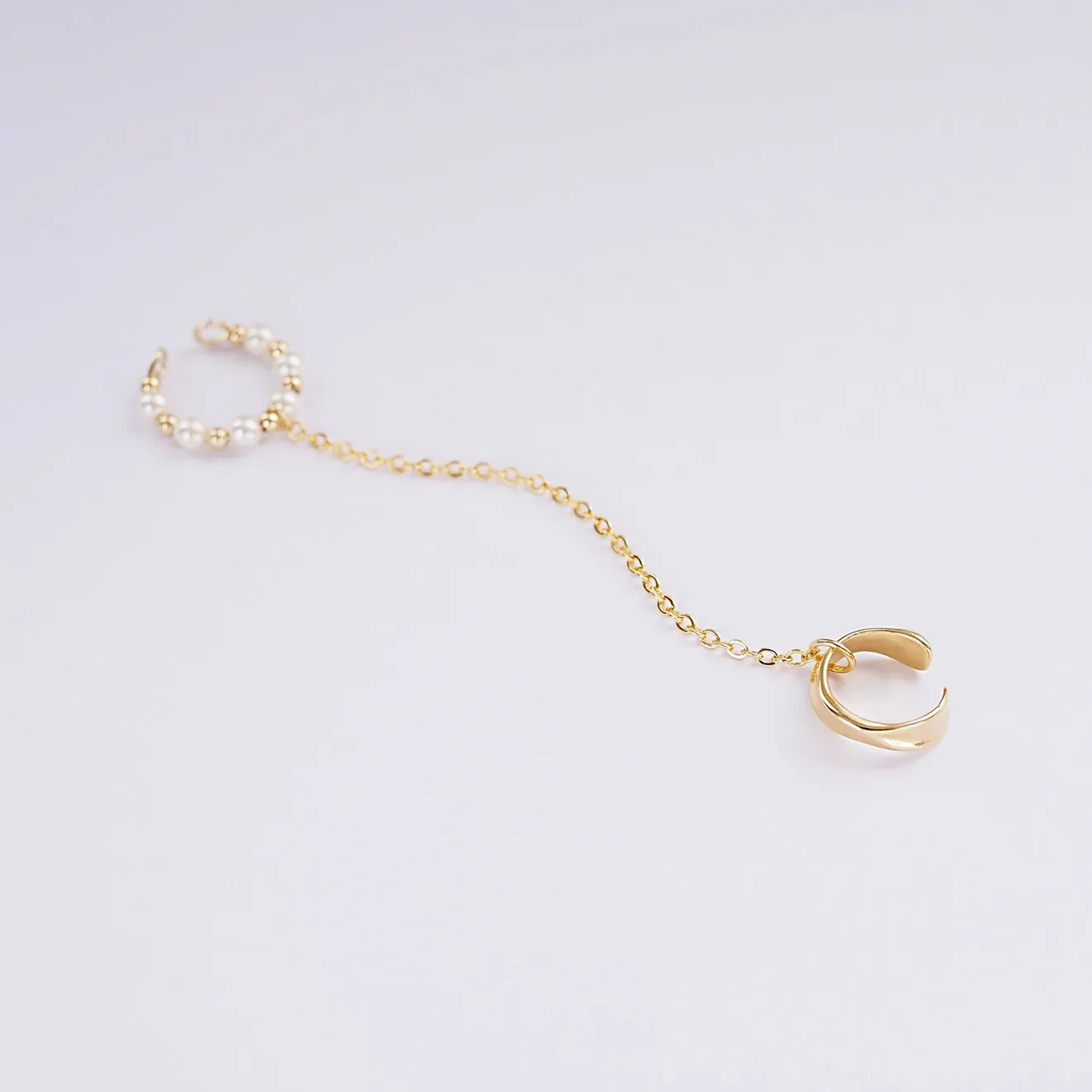 【ピアス穴不要!】ふたつの華やぎ＊ウェーブとクリスタルパールのイヤーカフ（片耳用）ゴールド/シルバー