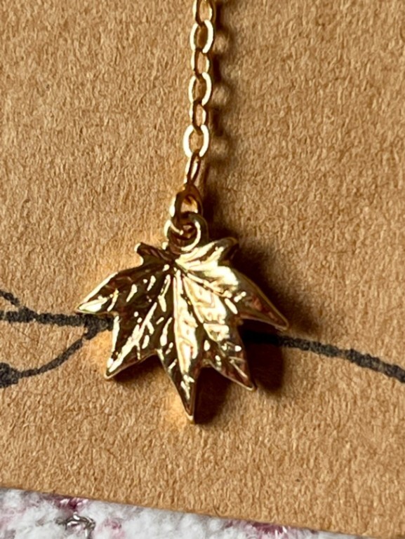 もみじ🍁チャームのピンピアス【リベポ払い歓迎🎉】