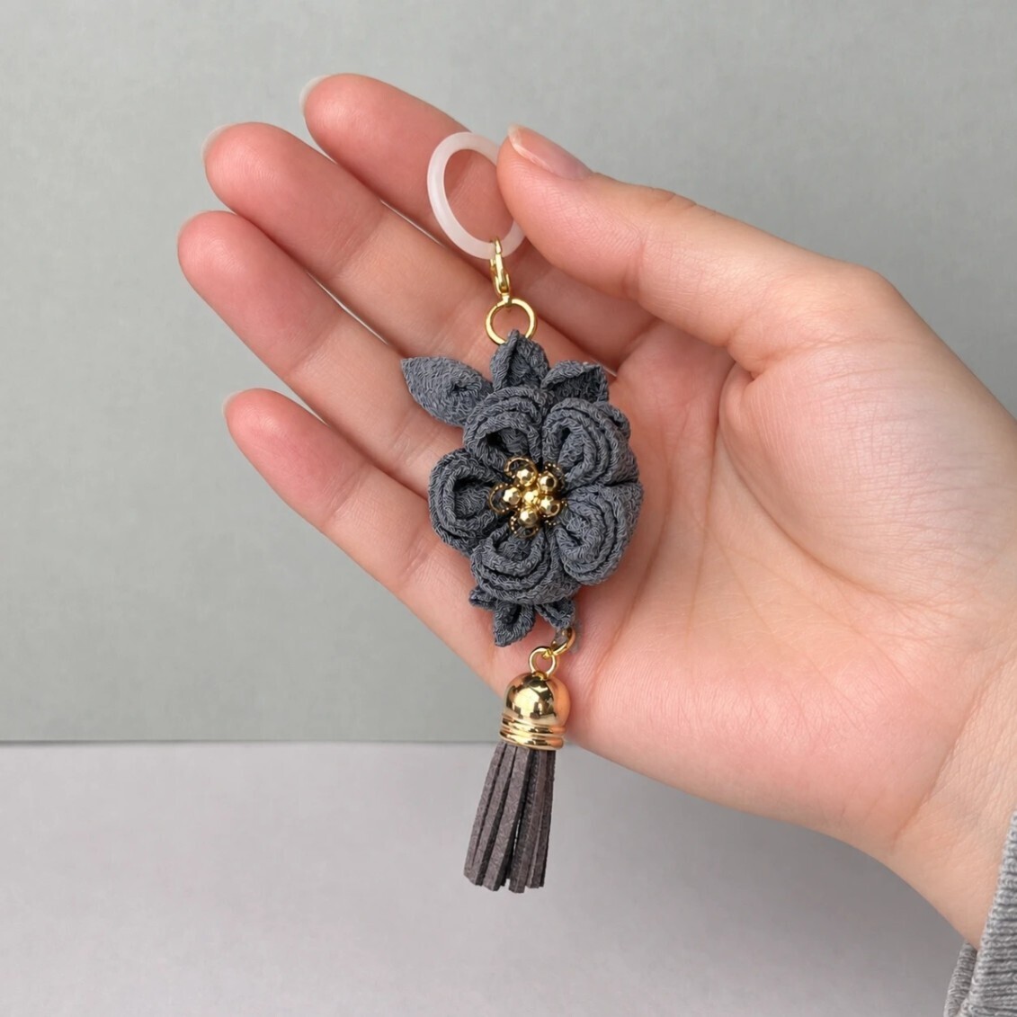 目印チャーム｜グレーの花とタッセル つまみ細工