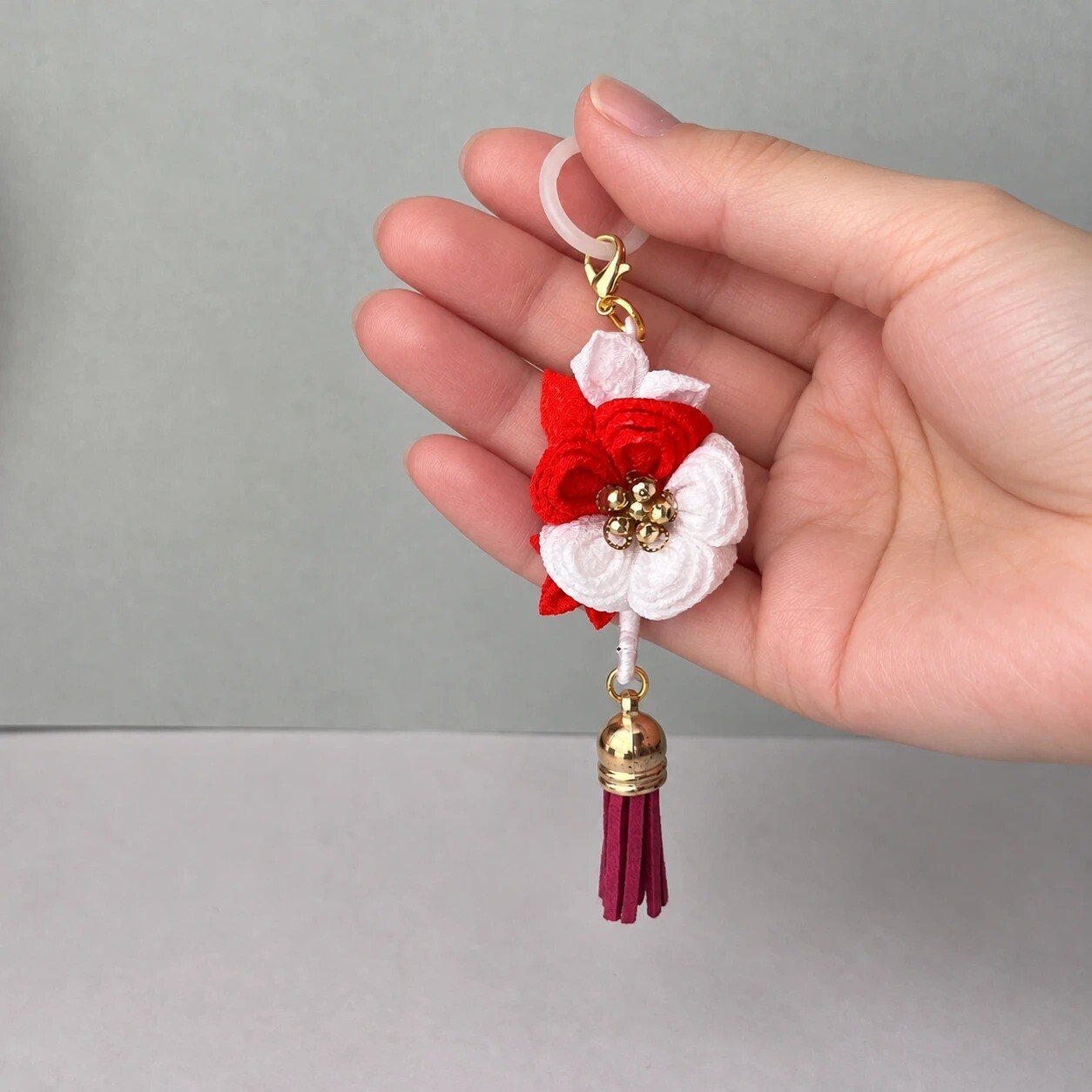 目印チャーム｜朱色と白の花とタッセル つまみ細工
