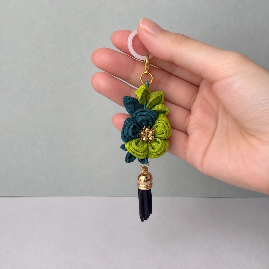 目印チャーム｜青碧と萌黄の花とタッセル つまみ細工