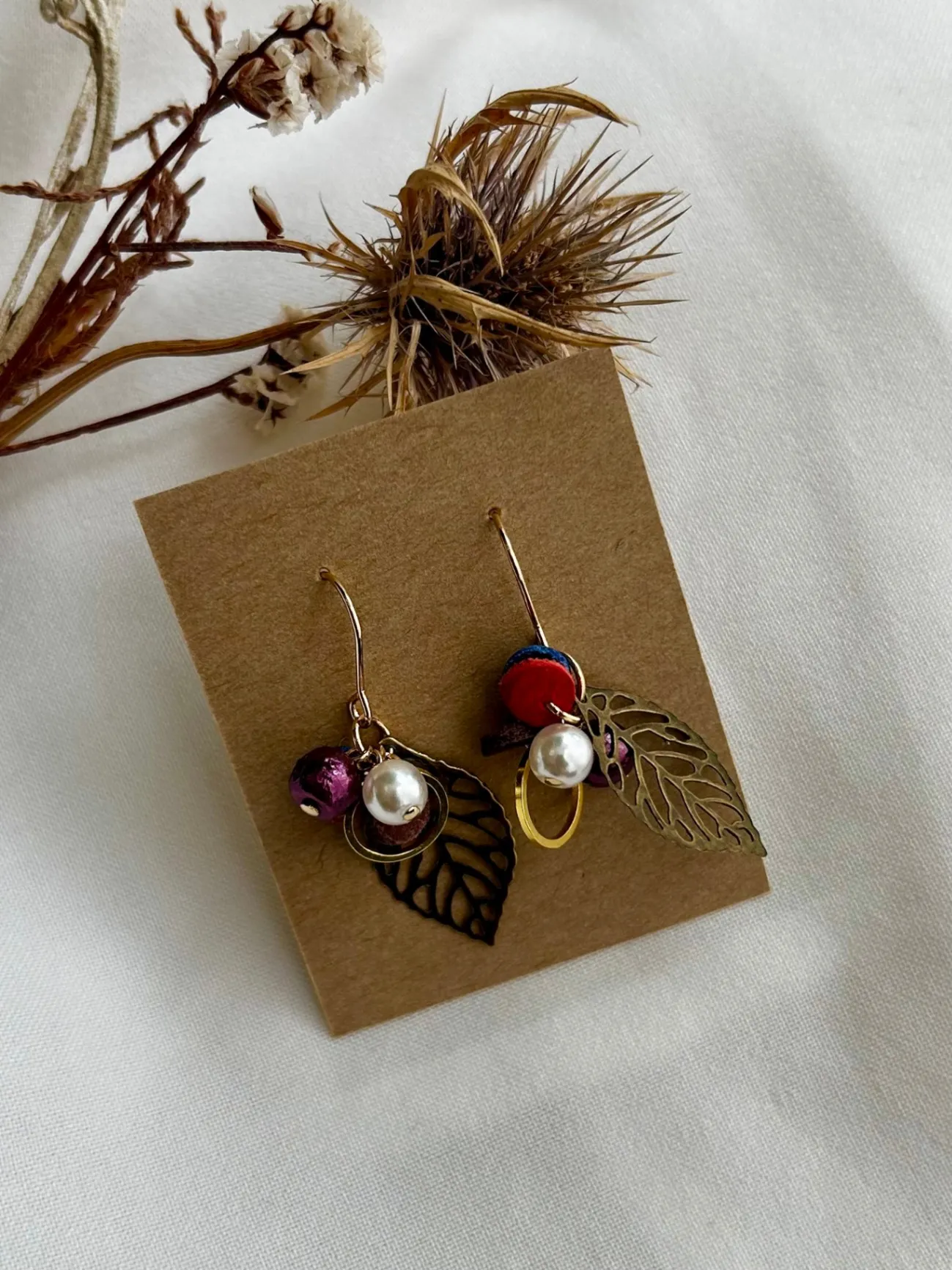 【ハンドメイド】秋色リーフのピアス｜本革×コットンパール カラフル