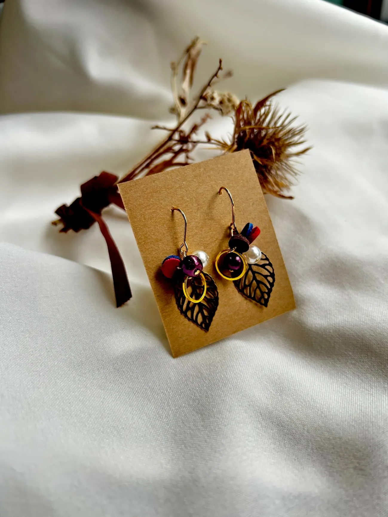 【ハンドメイド】秋色リーフのピアス｜本革×コットンパール カラフル