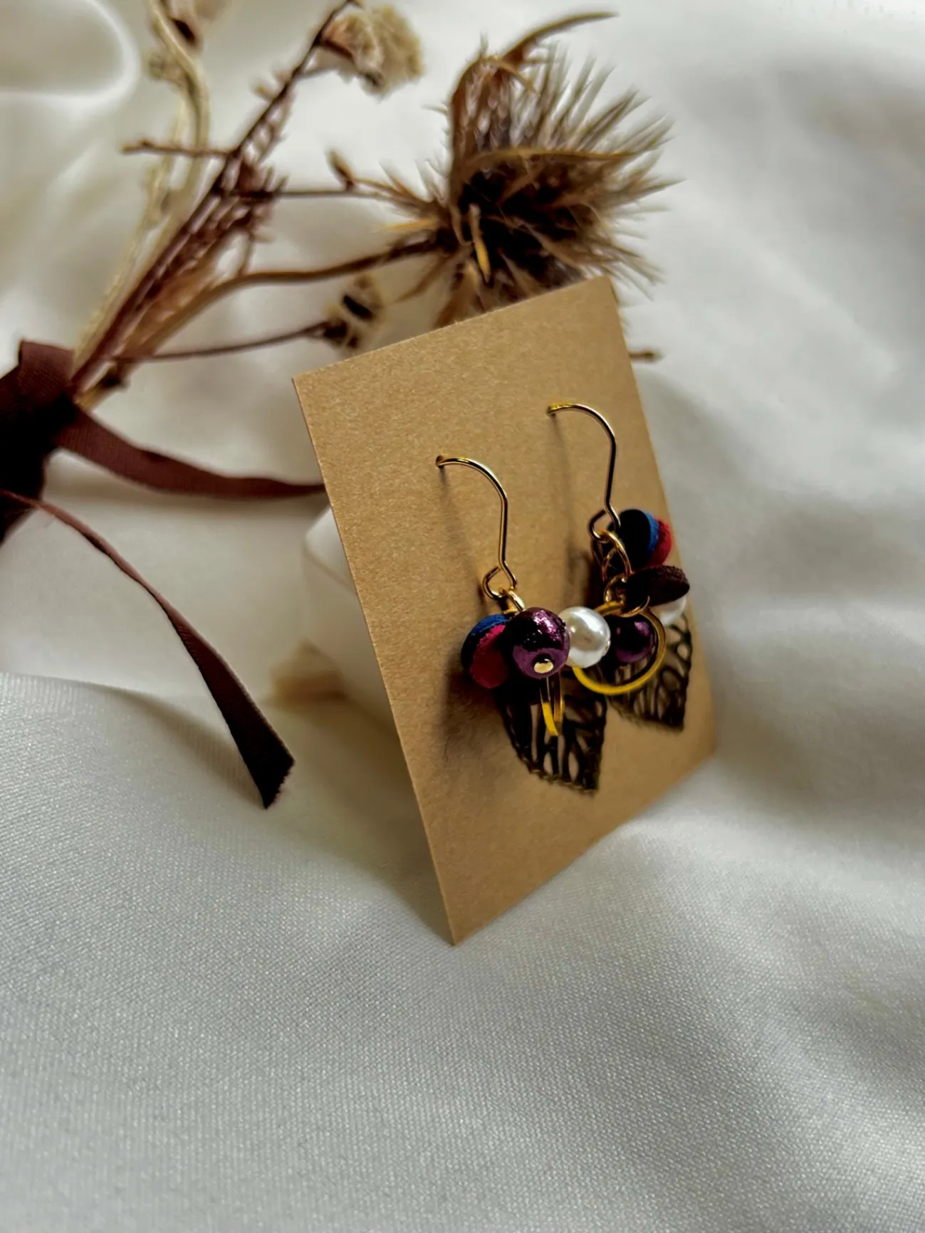 【ハンドメイド】秋色リーフのピアス｜本革×コットンパール カラフル