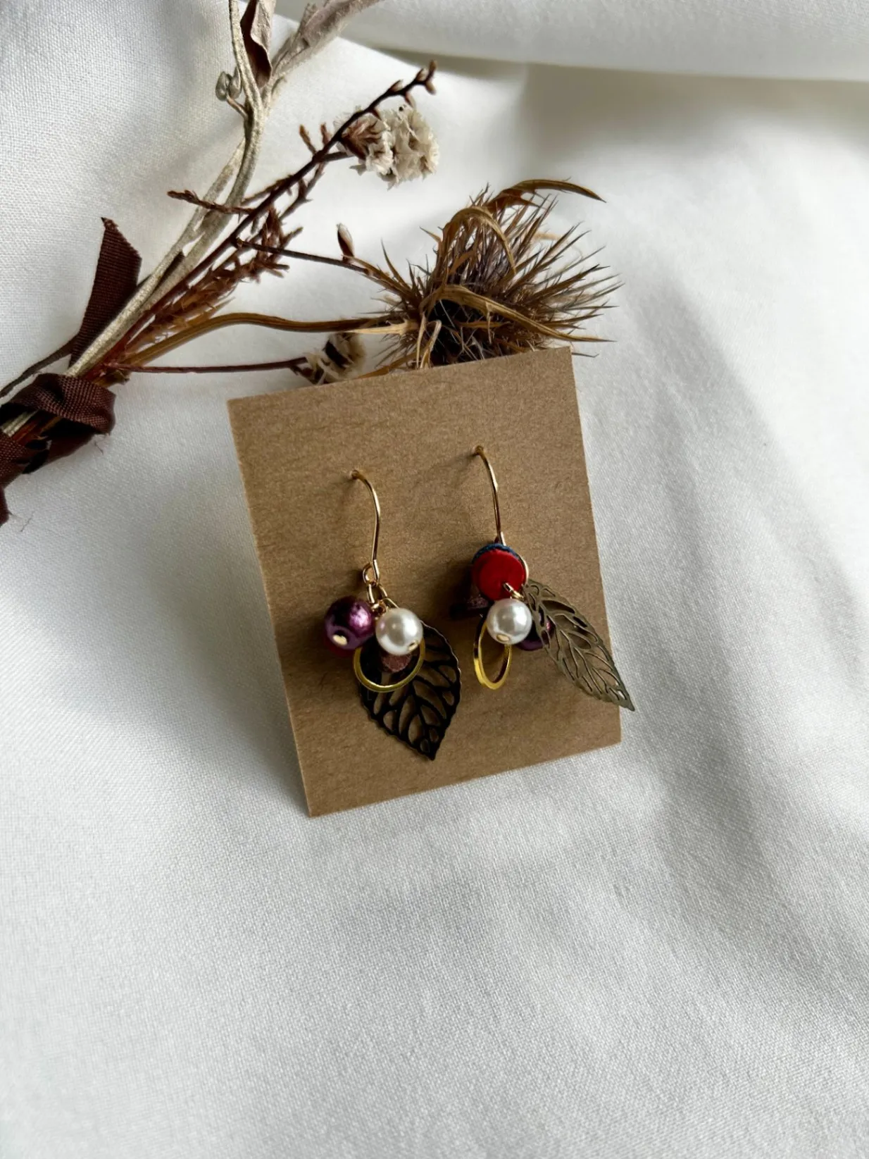 【ハンドメイド】秋色リーフのピアス｜本革×コットンパール カラフル