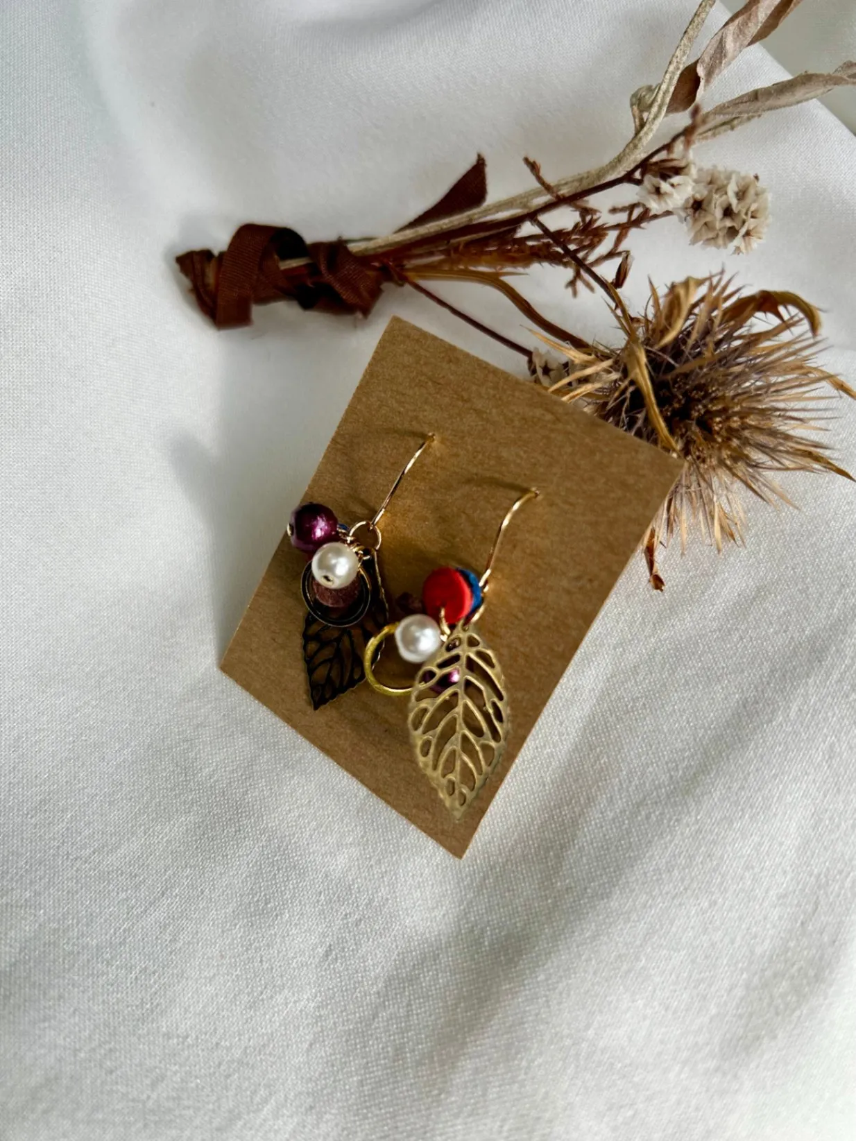 【ハンドメイド】秋色リーフのピアス｜本革×コットンパール カラフル