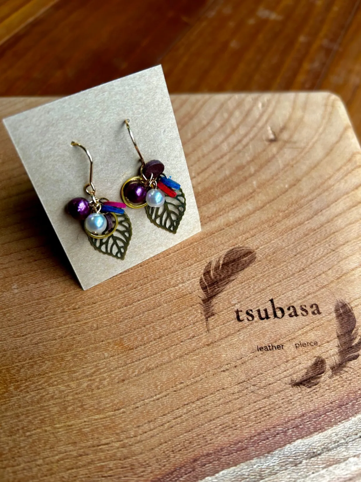 【ハンドメイド】秋色リーフのピアス｜本革×コットンパール カラフル