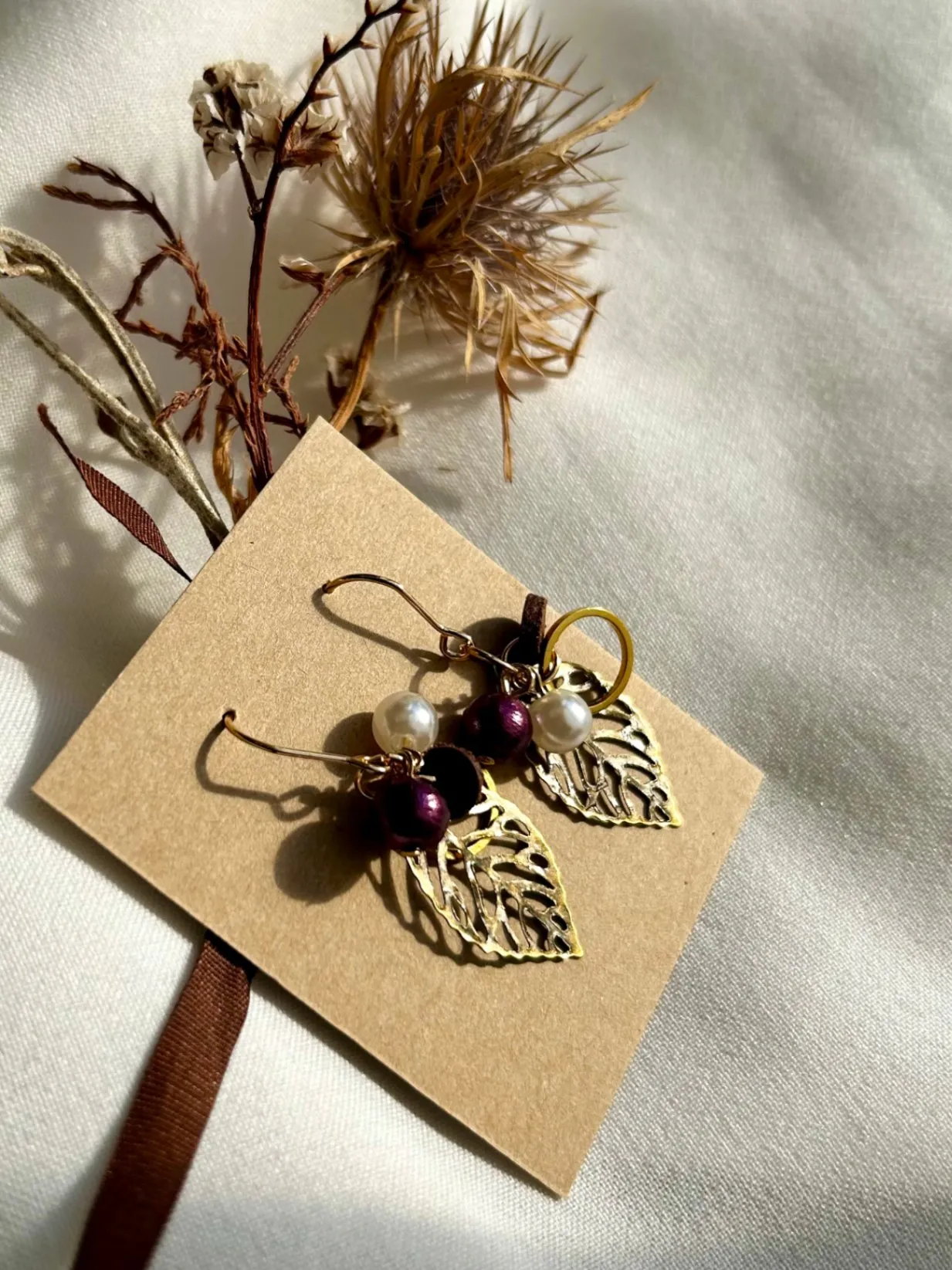 【ハンドメイド】秋色リーフのピアス｜本革×コットンパール ブラウン