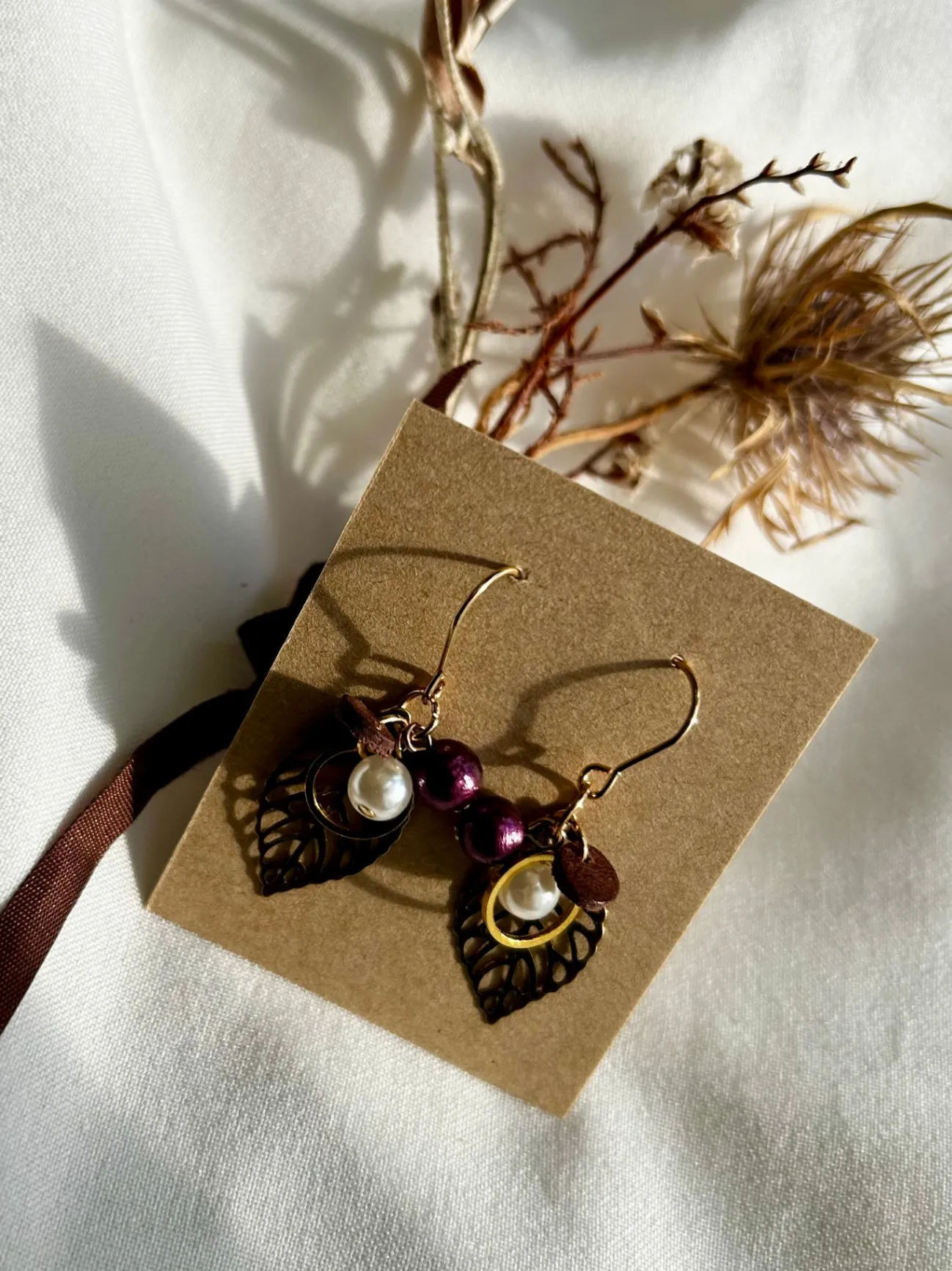 【ハンドメイド】秋色リーフのピアス｜本革×コットンパール ブラウン