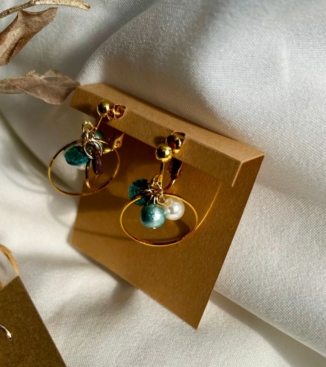 【ハンドメイド】花浅葱コットンパールと本革のイヤリング