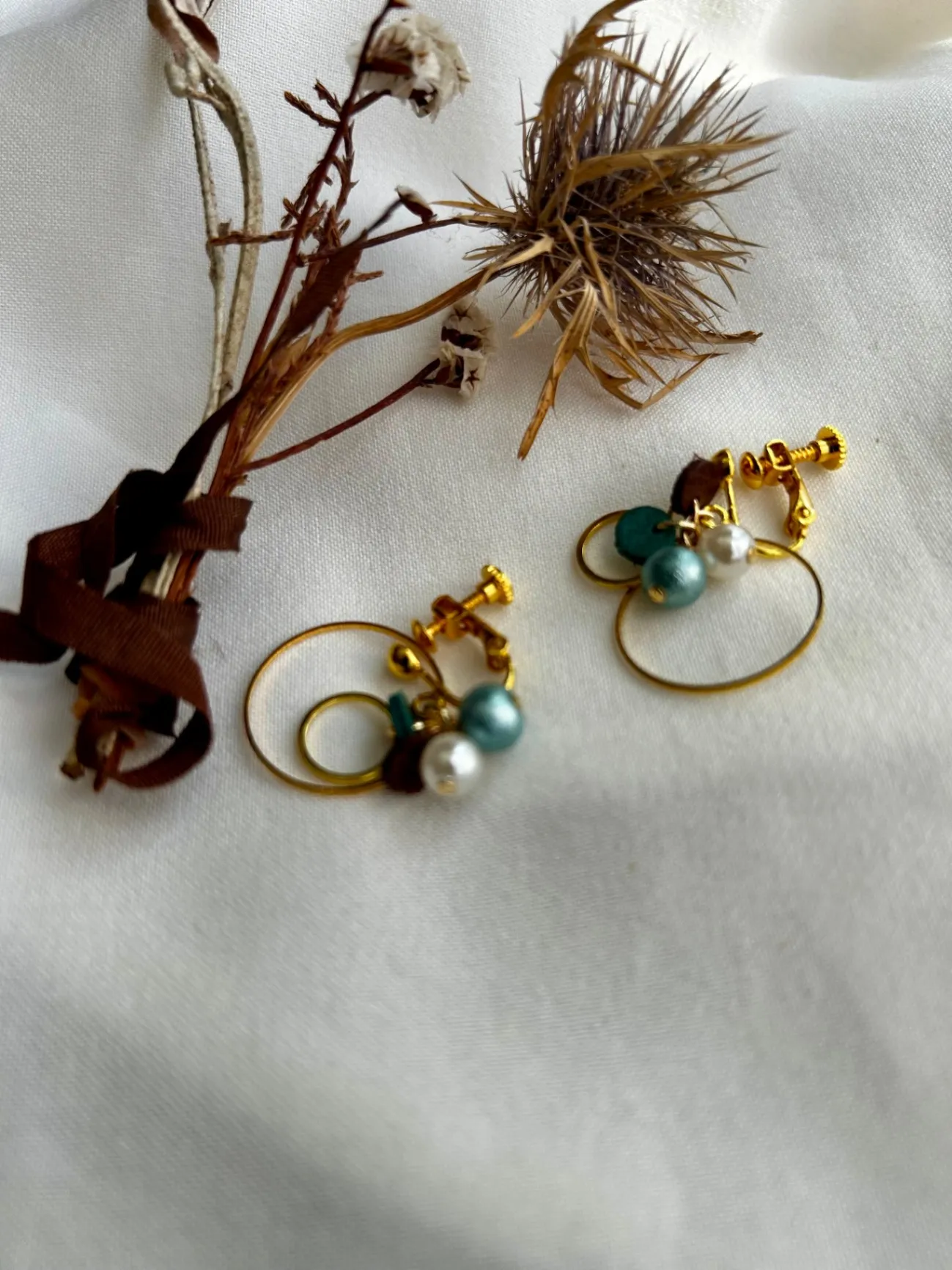 【ハンドメイド】花浅葱コットンパールと本革のイヤリング