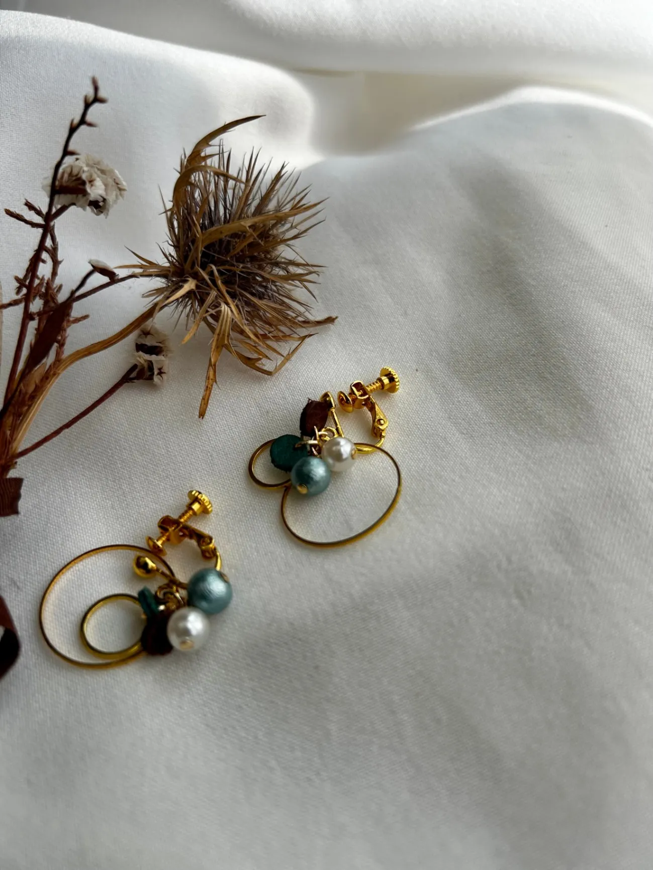 【ハンドメイド】花浅葱コットンパールと本革のイヤリング