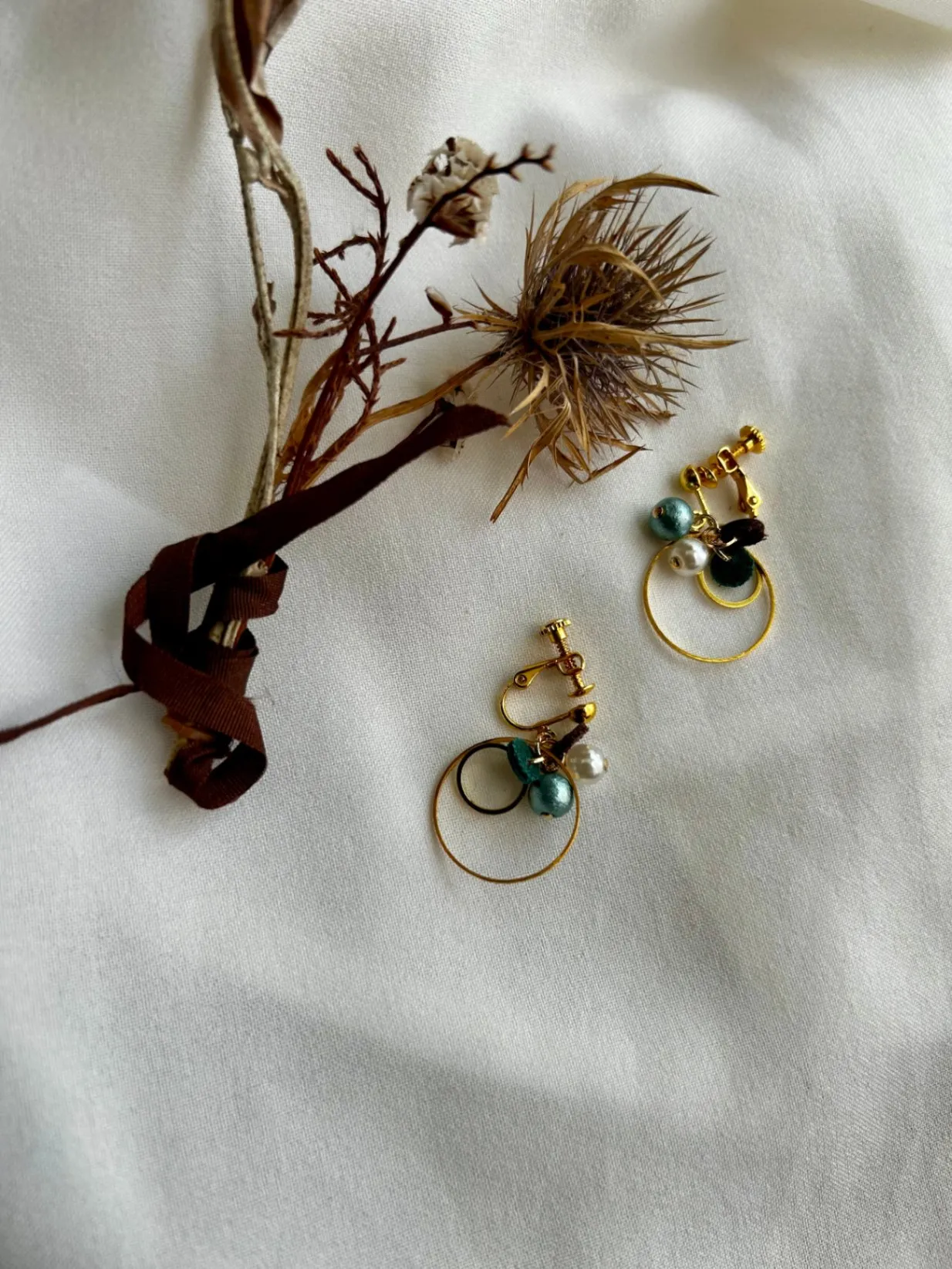 【ハンドメイド】花浅葱コットンパールと本革のイヤリング