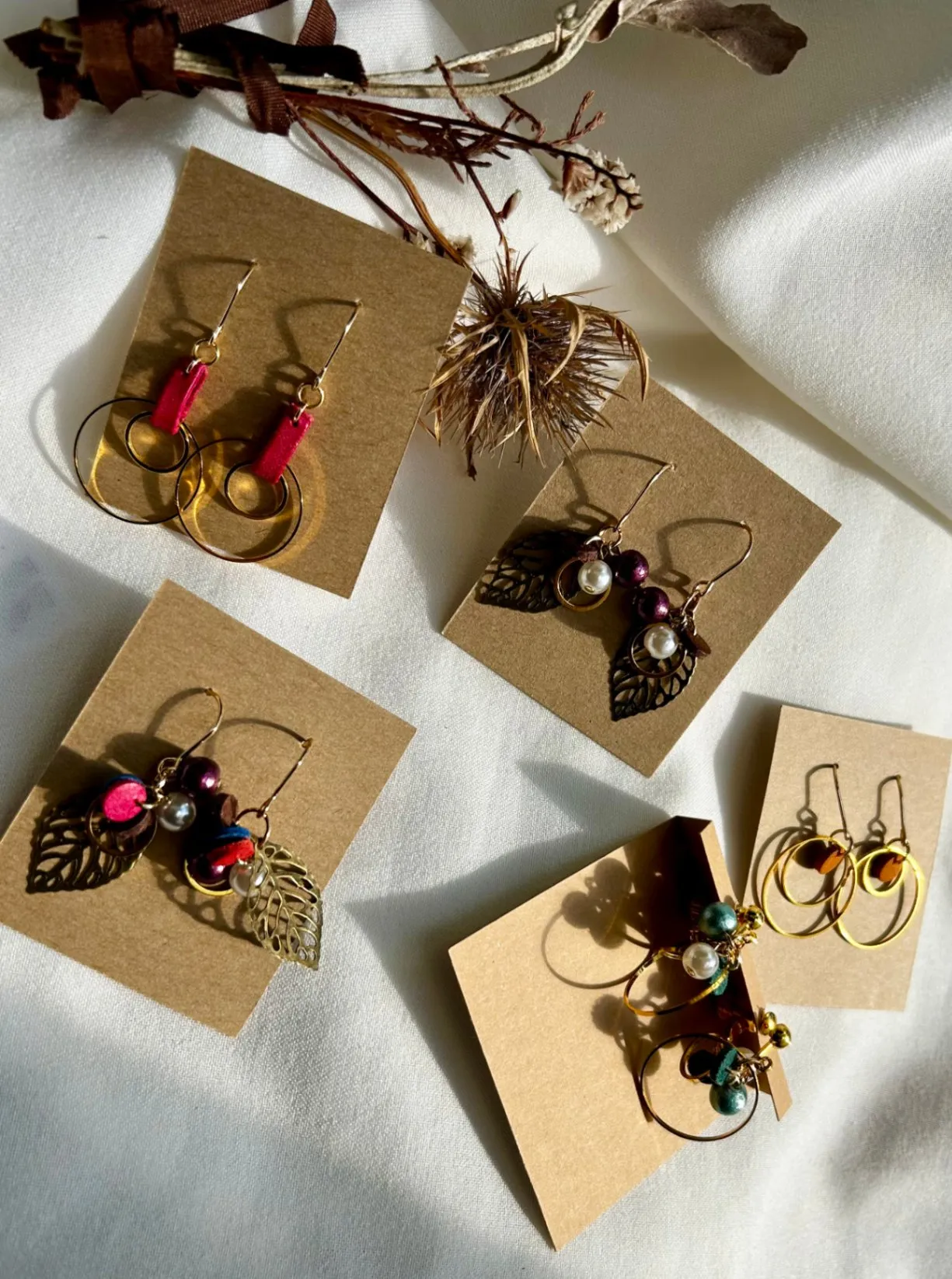 【ハンドメイド】花浅葱コットンパールと本革のイヤリング