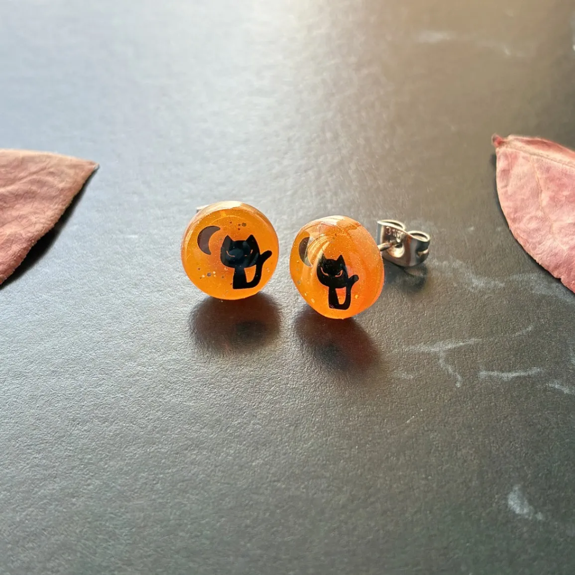 三日月とおすまし黒猫 ピアス イヤリング変更可 ハロウィン クロネコ オレンジ mアレルギー対応