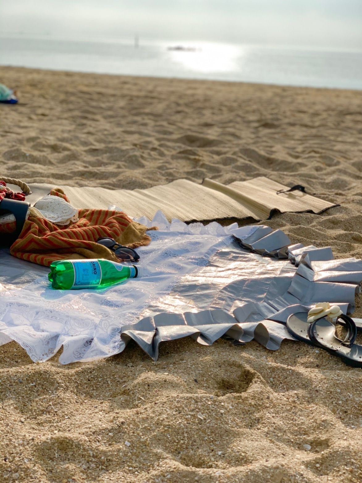 【レジャーシート/カフェマット】ピクニックやアウトドアに☆フリルなラウンドシートラグ【Mサイズ】